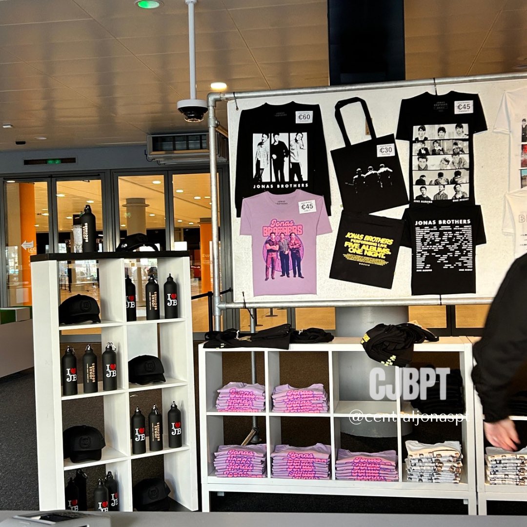 centraljonaspt's tweet photo. We’re already in Amsterdam for tonight’s concert of The Tour.

There is NO exclusive shirt. 

#TheTour #JonasBrothers #TheNetherlands https://t.co/403bKP6QDa