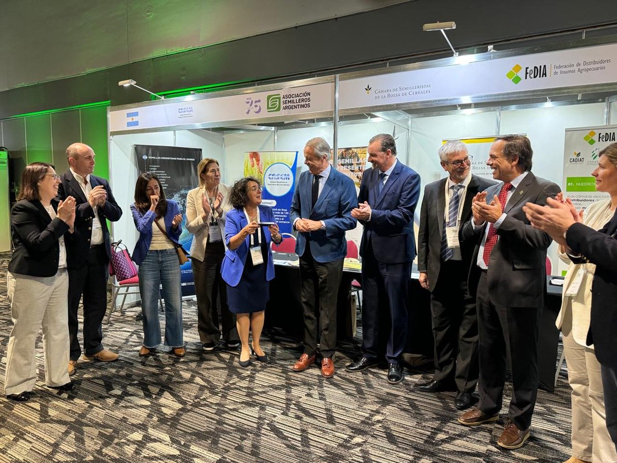 SAA__seed's tweet photo. Desde ASA, se entregó un reconocimiento especial a Yolanda Huerta, vice-secretaria general de @UPOVint .En su participación en el #SAAseedCongress, Yolanda se destacó exponiendo sobre propiedad intelectual y protección de variedad vegetal
@ASASemilleros https://t.co/DCT0lQgwOa
