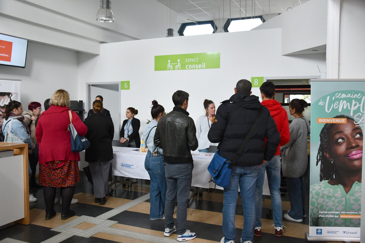 En direct du Forum emploi de la CPAM du Doubs💡 L'accueil de Montbéliard ouvre ses portes pour une découverte des métiers de la Sécu📣  
Échanges avec les agents et visite de nos espaces de travail au programme de l’après-midi ! #SemaineEmploiSecu