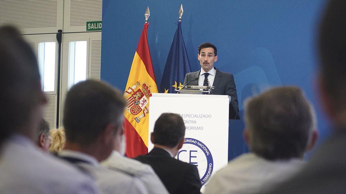 interiorgob's tweet photo. El secretario de Estado de Seguridad clausura la presentación de la Estrategia Nacional Contra el Terrorismo

Al acto, inaugurado por la directora del @dsn en el Centro Tecnológico de Seguridad #CETSE, han asistido entre otros los responsables de @policia @guardiacivil e @IIPPGob https://t.co/HkyjWVHg6u