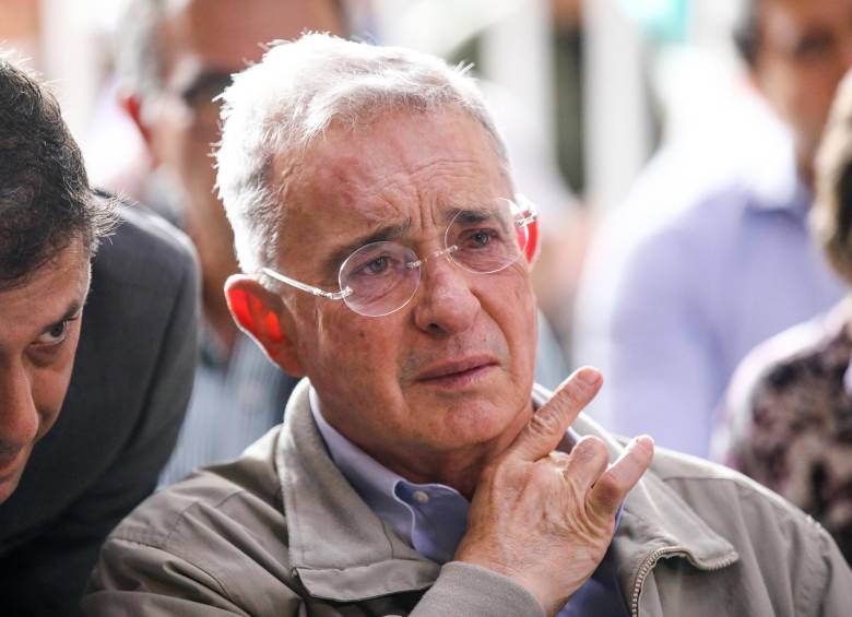 vid_january's tweet image. Les explico en un hilo y coloquialmente que paso ayer en el juicio de Uribe. Contra él se tienen pruebas, una documentación enorme de videos, audios y documentos. Estas pruebas fueron recolectadas de diferentes medios y hacen un archivo que se llama "Copia Espejo" (sigue).