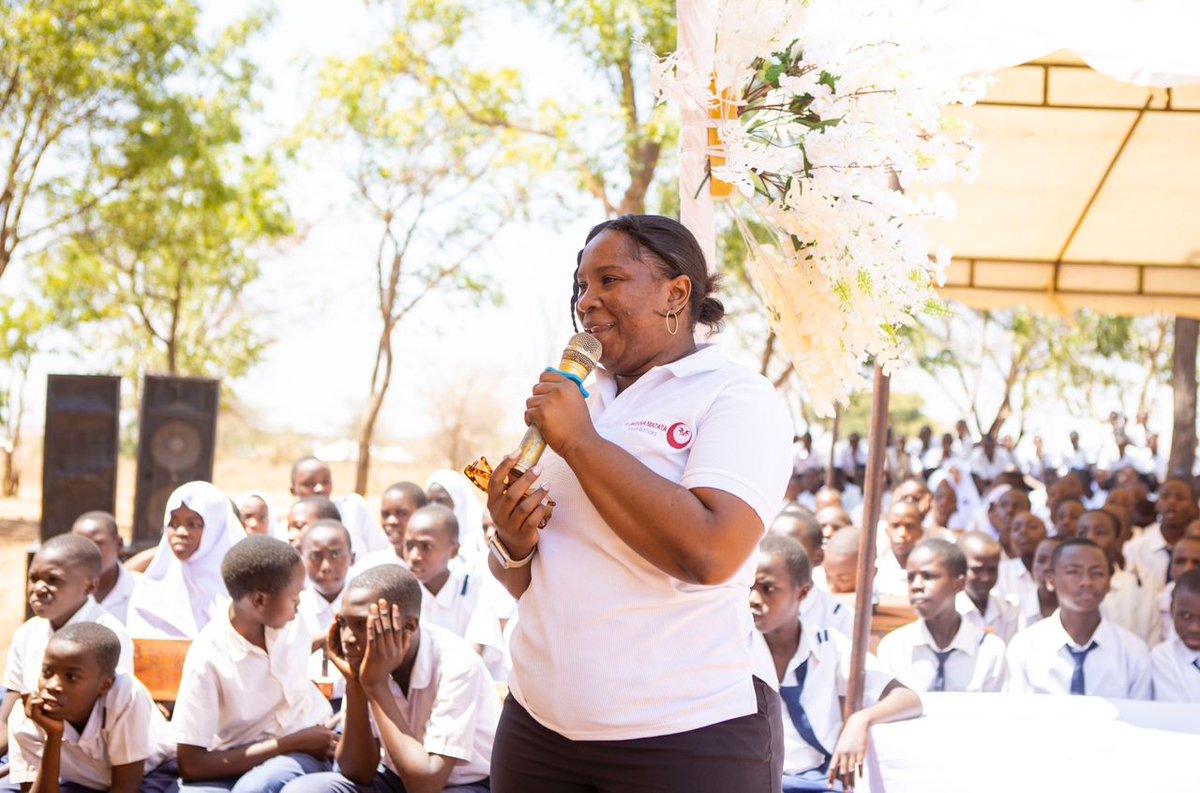 CharityFlora1's tweet photo. Sisi kama @FMFound tuko mkoa wa Shinyanga kwa muda wa miaka 5 sasa na katika shule hii tuna wanafunzi watano wanaonufaika na mradi wa ufadhili wa masomo na wanafunzi 30 wanaopata ufadhili wa pedi kwa mwaka mzima.#FMFProject
~ Lineth Masala https://t.co/Xc1Iqbxqs4