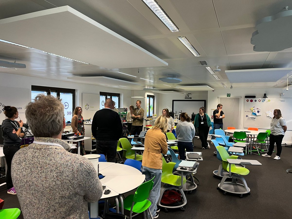 Vandaag zwieren de deuren van het Future Classroom Lab opnieuw open. Tijdens deze editie helpen de FCL-ambassadeurs,  je op weg om zelf een innovatieve leerruimte op te zetten in jouw school. #FCL 
<a href="/fcl_euschoolnet/">Future Classroom Lab by European Schoolnet</a> <a href="/FCL_VL/">FCL Ambassadeur</a> <a href="/eu_schoolnet/">European Schoolnet</a> <a href="/willem10n/">Willem Schoors</a>