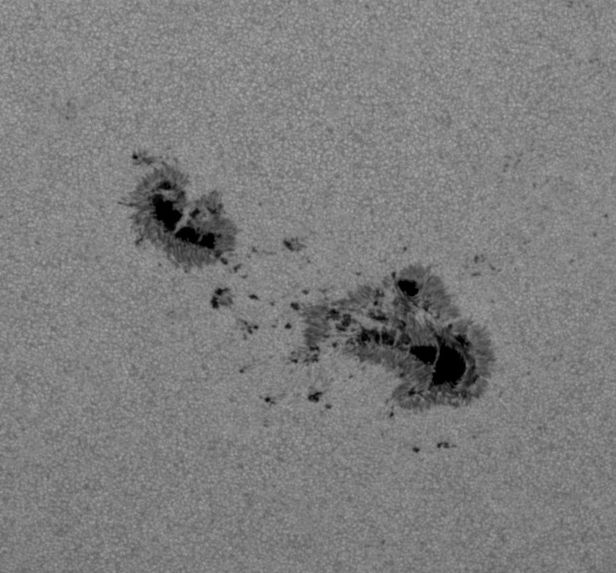 ついさきほど、10月3日12時18分UT頃、3842黒点群で、今サイクル最大のX9.0フレアが発生！　284動画で大規模擾乱が見えるので、おそらくハローCMEが発生しているだろう。数日後、地球に衝突すると思われる。黒点群3842は面積をどんどん拡大しておりデルタ型なので、まだまだ要注意。