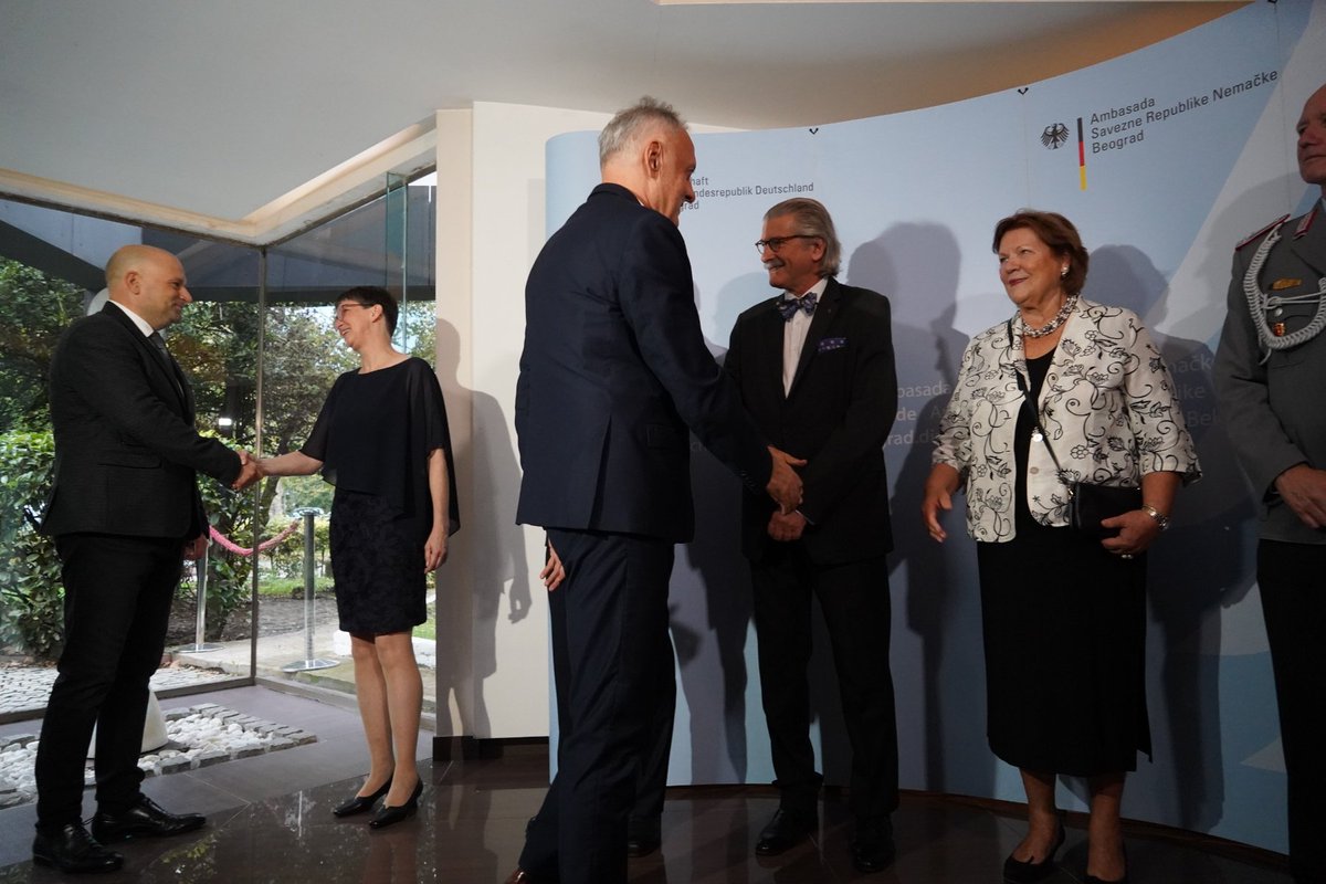 PribicevicU's tweet image. 🎊 Na svecanom prijemu kod ambasadorke #Germany Nj.E. Anke Konrad, povodom 3️⃣4️⃣.godisnjice Dana nemackog jedinstva. 

🇷🇸🤝🇩🇪

#NationalDay #GermanyUnityDay #Srbija #sportsdiplomacy