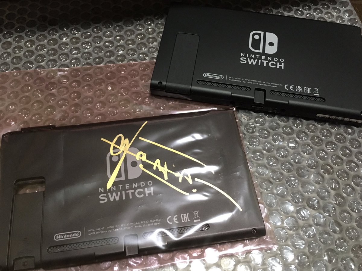 switchが修理から戻りまして。
修理出す時に備考欄に

背面にサインがあるので可能ならそのままでお願いします

と書いたんですが、届いたの開封したら本体とは別に元の背面パネルが…え、単独で飾れるようになったじゃんwどうしよ、額にでも入れる？🤣 https://t.co/XhXl2oR52O