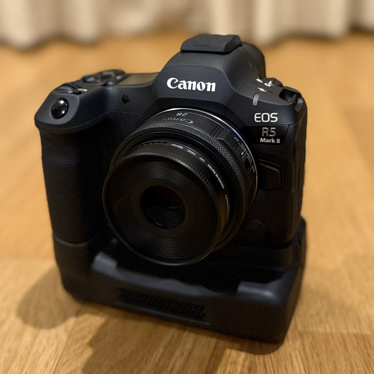 gurome77's tweet photo. お久しブリーフです！
Canon EOS R5 Mark 2 到着！　

かなり品薄で2-3ヶ月待ちらしいですね。ビックカメラで申し込んでましたが一部キャンセル。

ボディは某店に注文して5日で到着。LP-E6Pは2日で到着。

クーリングファン CF-R20EPは当初注文してたビックカメラから8/30に到着。 https://t.co/UJeF4iJt6j