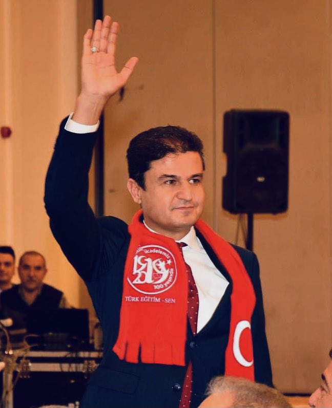 Cehennem olsa gelen, göğsümüzde söndürürüz.
Bu yol ki Hak yoludur, dönme bilmeyiz, yürürüz;

Düşer mi tek taşı sandın harim-i namusun,
Meğer ki harbe giden son nefer şehid olsun.

Şu karşımızdaki mahşer kudursa, çıldırsa,
Denizler ordu, bulutlar donanma yağdırsa,

Bu altımızdaki