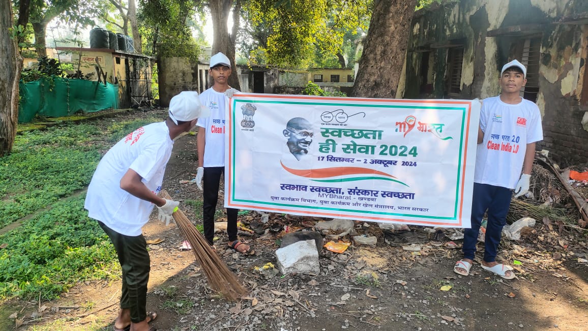 YuvaKhandwa's tweet photo. नेहरू युवा केंद्र,खंडवा द्वारा जिलाउपनिदेशक श्रीमती तारापारगी जी के निर्देशन में विकासखंड के स्वयंसेवकों द्वारा गांधी जयंती के अवसर पर शहर स्थित टेचिंग ग्राउंड दशहरा मैदान पर साफसफाई संबंधित गतिविधियों का आयोजन सहित गांधी जी की प्रतिमा पर माल्यार्पण किया गया। #GandhiJayanti2024 https://t.co/BKrIakP0gb