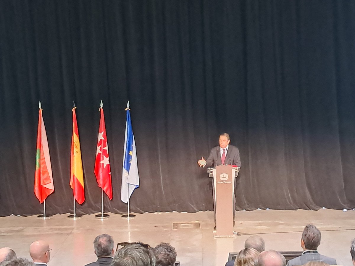 expertoAP_upm's tweet photo. Se celebra hoy el segundo aniversario del @JohnDeere Parla Innovation Center. Más de 8 proyectos I+D de colaboración universidad - empresas para cultivos de alto valor en marcha. Orgullosos de la Cátedra JD-UPM y de todos los exalumnos de la @etsiaab @La_UPM que estan hoy aqui https://t.co/2ldblEY669