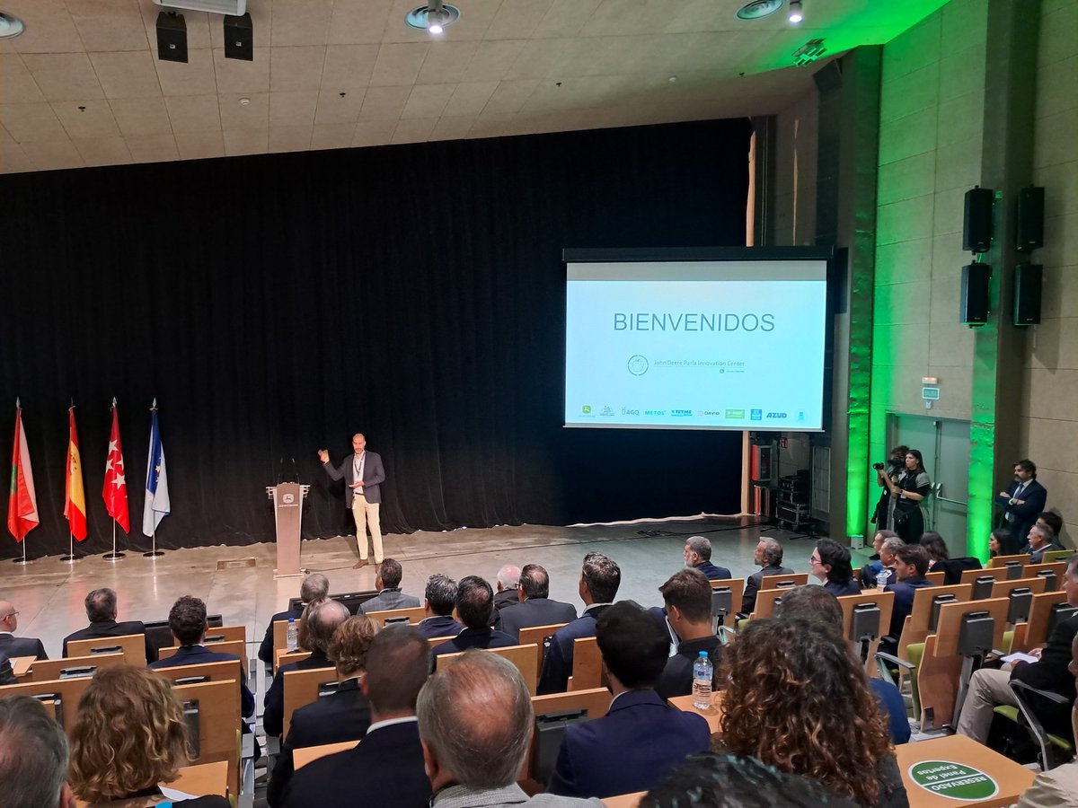expertoAP_upm's tweet photo. Se celebra hoy el segundo aniversario del @JohnDeere Parla Innovation Center. Más de 8 proyectos I+D de colaboración universidad - empresas para cultivos de alto valor en marcha. Orgullosos de la Cátedra JD-UPM y de todos los exalumnos de la @etsiaab @La_UPM que estan hoy aqui https://t.co/2ldblEY669