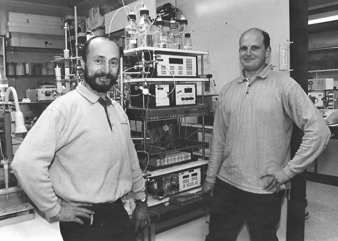 CBD_VIB's tweet image. Happy #ThrowbackThursday! In light of World Alzheimer's Day, @Nature published a timeline of the disease's research breakthroughs, including Bart De Strooper and Wim Annaert's contributions to discovering the link between PSEN1 and γ-secretase 👉 nature.com/articles/d4158…