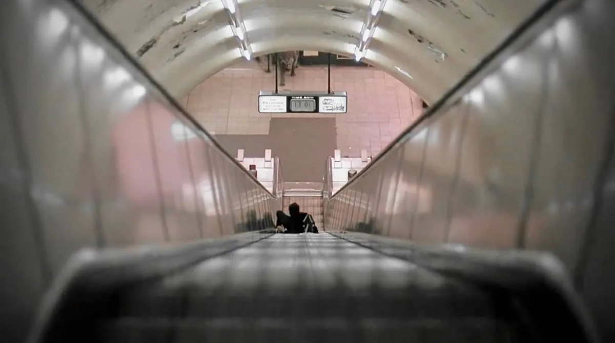 LUknowledge1's tweet photo. No these aren’t clips from a TFL educational video, warning of the dangers when you run on the escalator! These are stills from one of the most famous film scenes to be shot on the London Underground, appearing in the 1981 film ‘American Werewolf in London.’

Cont. below https://t.co/On1Gdna3Je