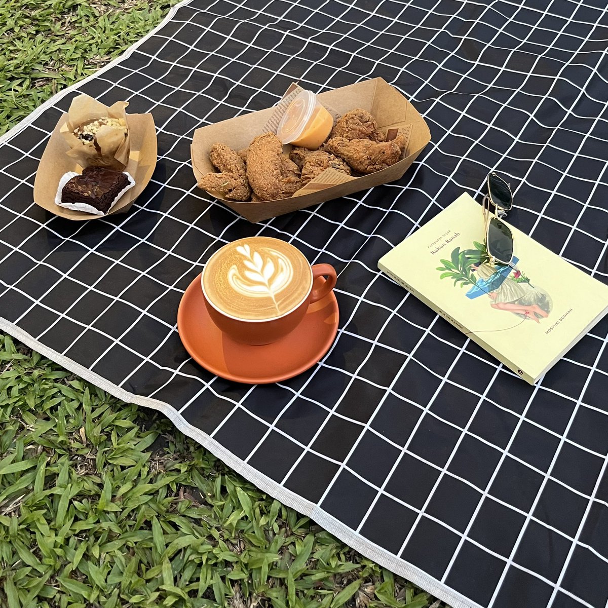 ruang_reda's tweet photo. Terima kasih September🪴
—— Reda KL Art Hub
Rumah 105
Jalan Ayer Mawar,
Taman Ayer Panas,
53200 Kuala Lumpur
#RedaKL #RedaKLArtHub
#Rumah105 #RedaCoffee https://t.co/bhDHsrNeAe