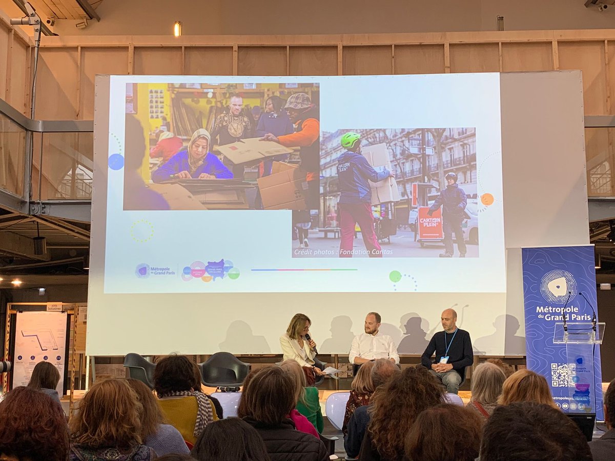 <a href="/ElisaYavchitz/">Elisa Yavchitz</a>, DG des Canaux, remet le Trophée des achats solidaires à <a href="/Est_Ensemble/">Est Ensemble</a> et <a href="/cartonpleinasso/">Carton plein</a>, structure d’insertion, pour leur projet de collecte à vélo des cartons auprès des commerçants, puis de réemploi en carton de déménagement.