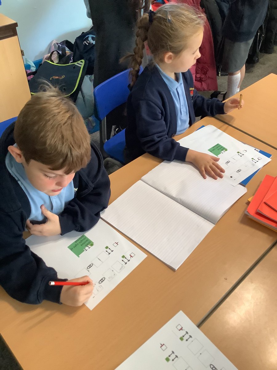 MrsSW_Thatto's tweet photo. We created our own expanded noun phrases about the animals we saw under the sea #ThattoPrim_2SW_Writing https://t.co/n2hvbKyiyU