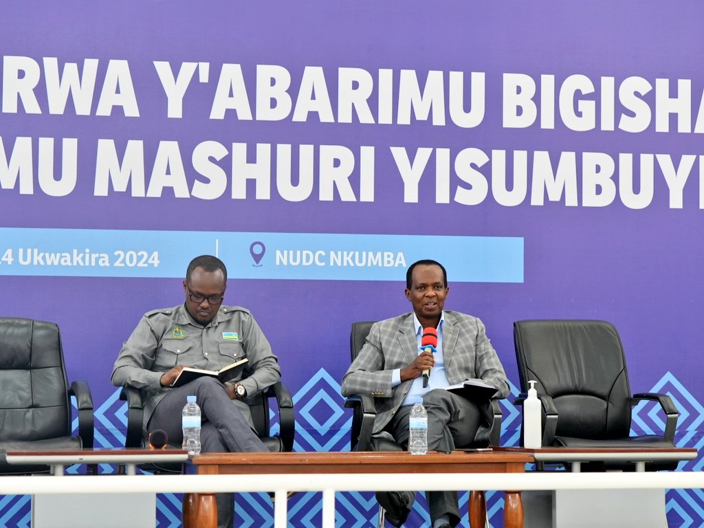 Unity_MemoryRw's tweet photo. Aka kanya:

Ambasaderi @vincentkarega1 araganiriza icyiciro cya kane cy'abarimu bigisha amateka mu mashuri yisumbuye bari mu mahugurwa mu Kigo cy'Ubutore cya Nkumba, ku miterere y'ipfobya n'ihakana rya Jenoside yakorewe Abatutsi. Arasobanura ipfobya n'ihakana rya jenoside icyo ari cyo; uko ryigaragaza mu Rwanda no mu mahanga; ibyiciro rikunze kubonekamo n'uburyo bwo kurirwanya.