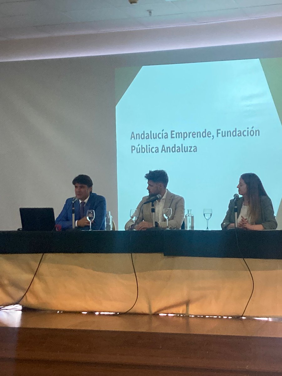 aemprende's tweet photo. 🔴⚫️ Estamos en el Seminario "𝑨𝒍𝒑𝒖𝒋𝒂𝒓𝒓𝒂 𝑹𝒖𝒓𝒂𝒍 𝑪𝒓𝒖𝒔𝒉" @AlpujarraK.

✅ Nuestro director general, @daniescacena, presenta los servicios que prestamos desde #AndaluciaEmprende y habla sobre fomento del #emprendimiento en el medio rural andaluz.

#EmprendeAND https://t.co/026DgL6xD2