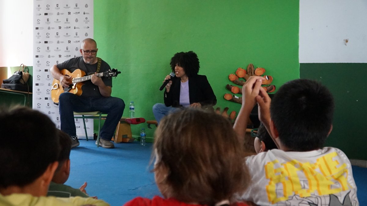 FDocurock's tweet photo. Kim Simmons y @kikocastro
actuaron en CEIP Las Chumberas
de La Laguna para concienciar sobre la violencia de género dentro de la actividades de DocuRock Educa.
@arteriafilms 
#islascanarias
@cabildotenerife
educacionyjuventud la laguna https://t.co/PX5SkxoUu2