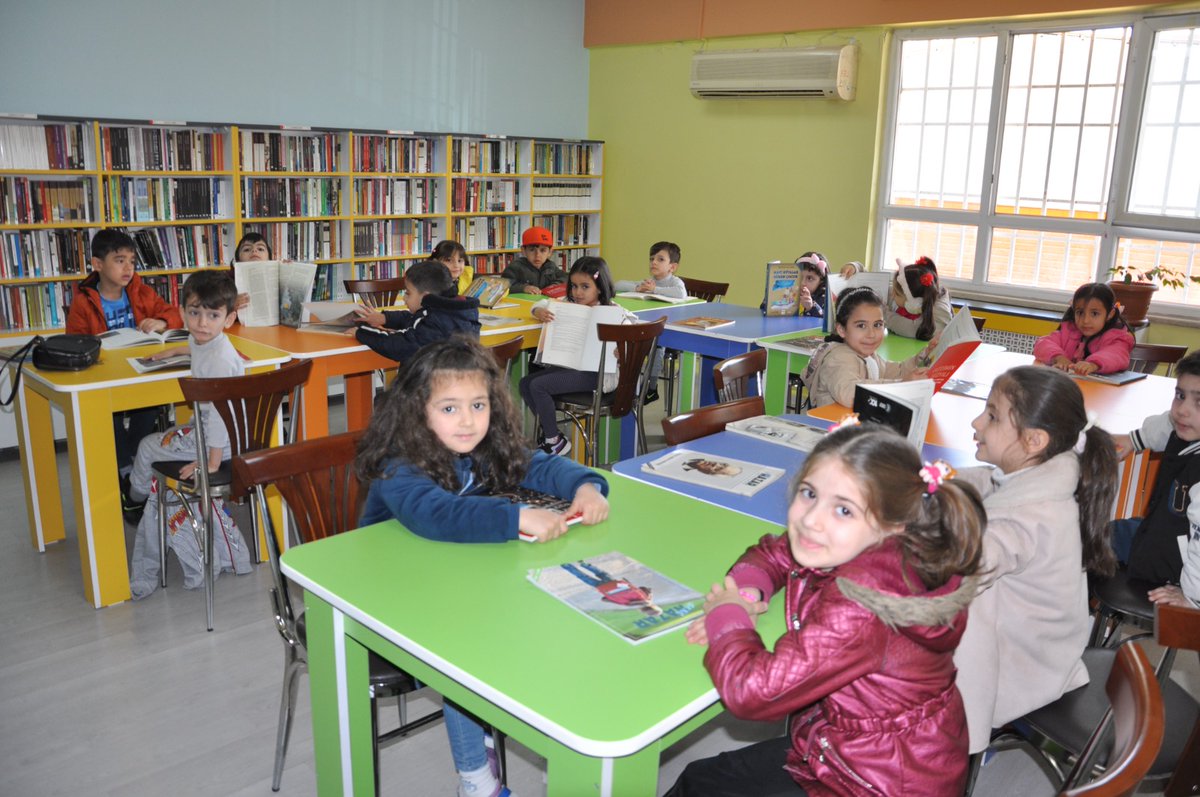 batmanvaliligi's tweet photo. 🔻Kitap Okuma Noktası Yeni Eğitim Yılında da Faaliyetlerine Devam Edecek

İl Milli Eğitim Müdürlüğü bünyesinde bulunan Kitap Okuma Noktası kurulduğu günden bu yana sürdürdüğü faaliyetlerini bu yıl da arttırarak sürdürecek. Yeni eğitim öğretim yılının ilk öğrenci grubunu konuk eden Kitap Okuma Noktası okurun kitapla, yazarla buluşmasına ev sahipliği yapmaya devam edecek.
🔗https://t.co/O4pwFusmPd
@tcmeb 
@BatmanilMEM