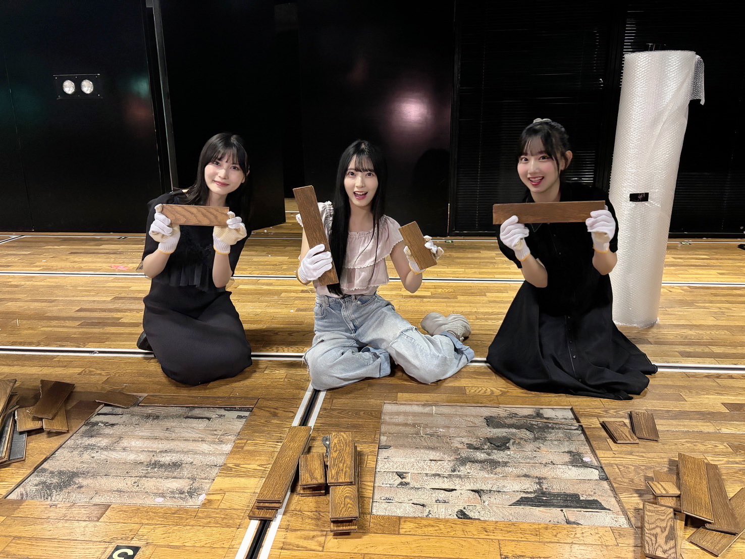 AKB48劇場のステージの床で作ったキーホルダージワる！ daimaru.co.jp/tokyo/akb48/ #AKB48劇場大衣装展 #AKB48  - ミュージシャン