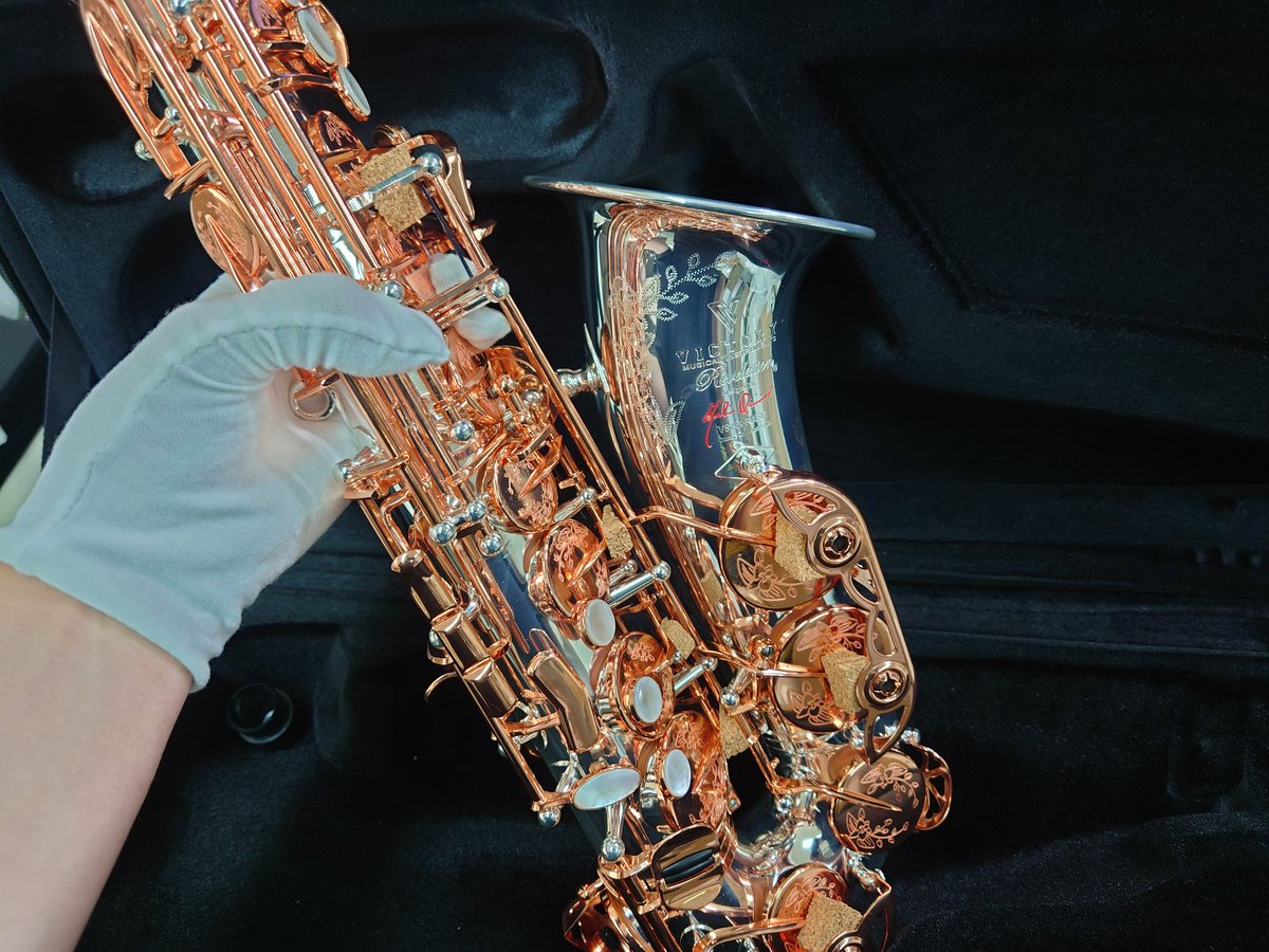mackey_otoya's tweet photo. VICTORY MUSICAL INSTRUMENTSのアルトサックス🎷銀メッキ/ローズゴールドの豪華仕様✨
レスポンスが良く吹きやすいモデルです❗️
大ポイント還元祭の対象商品です👍
#VICTORYMUSICALINSTRUMENTS #soundhouse #サウンドハウス #サックス #saxophone
https://t.co/drxqA9mJ6p https://t.co/wev15P1811