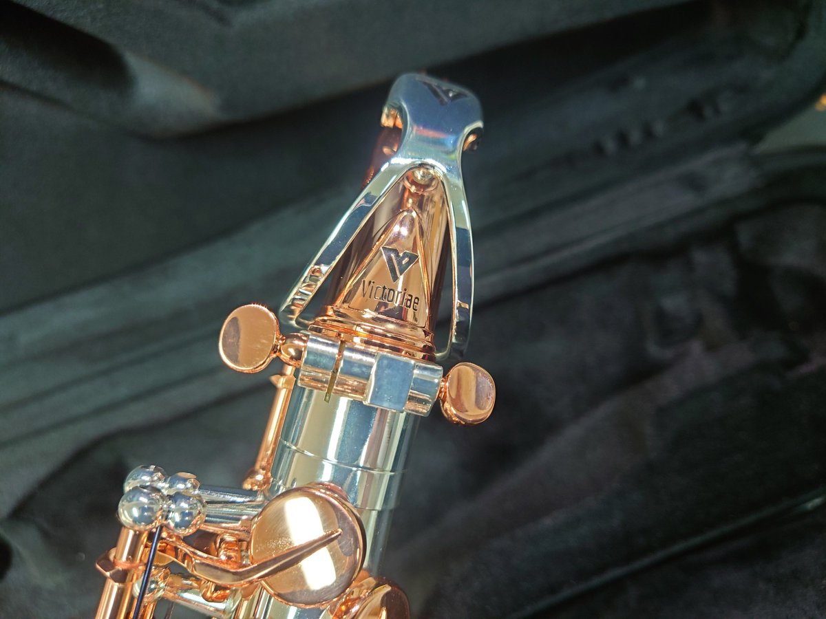 mackey_otoya's tweet photo. VICTORY MUSICAL INSTRUMENTSのアルトサックス🎷銀メッキ/ローズゴールドの豪華仕様✨
レスポンスが良く吹きやすいモデルです❗️
大ポイント還元祭の対象商品です👍
#VICTORYMUSICALINSTRUMENTS #soundhouse #サウンドハウス #サックス #saxophone
https://t.co/drxqA9mJ6p https://t.co/wev15P1811