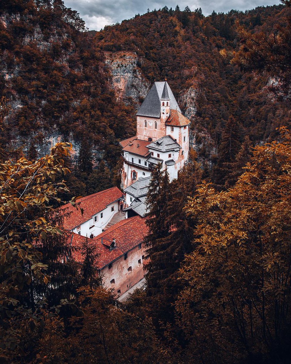 Italia's tweet photo. Nestled in Val di Non, Trentino, the #mustee Santuario di San Romedio captivates with its solitary charm. ⛪ Reach it in an hour from Sanzeno via a scenic rock-carved path.

📍@VisitTrentino

📷 IG brigrc

#italiait #ilikeitaly #travelinitaly #valdinon #santuariodisanromedio https://t.co/axOfJ6UZgD