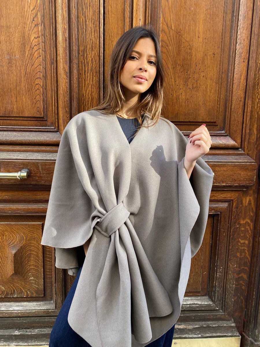 carlaraffi's tweet photo. Nos ponchos sont l’accessoire parfait pour affronter les journées fraîches tout en restant stylé 🍁✨ #CarlaRaffi https://t.co/ePxAiqpuc4