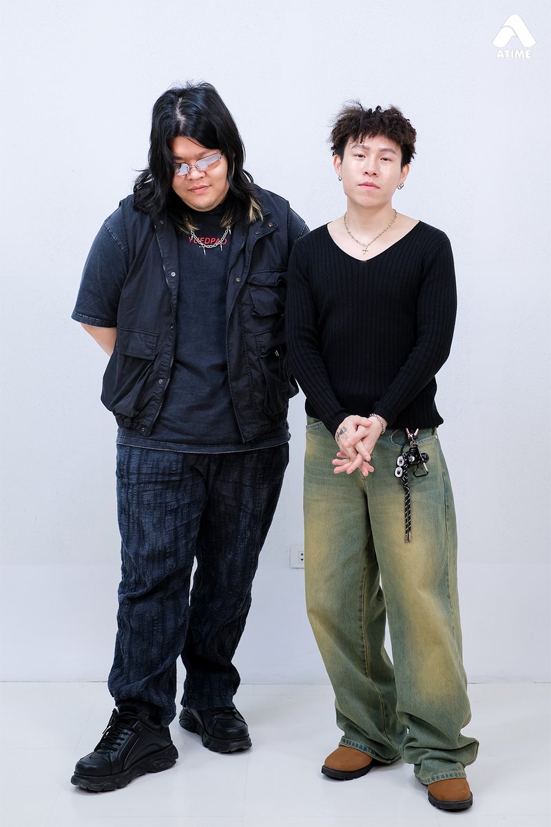 AtimeOnline's tweet photo. “Mirrr” กลับมาพร้อมซิงเกิลใหม่ “ย้ำคิดย้ำทำ (OCD)” ที่พูดถึงการอยากลบใครสักคนออกจากสมองและหัวใจ แต่ต้องคิดถึงเขาซ้ำไปซ้ำมา เราจึงได้ชวนพวกเขามาพูดคุยถึงเรื่องราวในเพลงนี้กัน

🔗 https://t.co/Yp5rkyopYY

#ATIME #ChillTalk #ย้ำคิดย้ำทำ #Mirrr #whattheduckmusic https://t.co/Sb0NiryWOJ