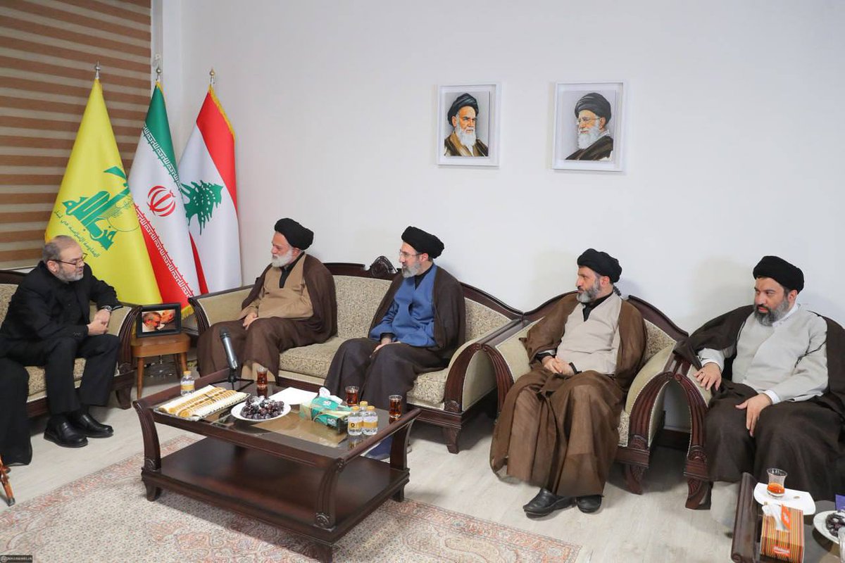 moshtaghi1987's tweet photo. در مدح ادب

فرزندان رهبر معظم انقلاب به ترتیب سن، در کنار نماینده حزب الله در تهران نشسته‌اند.
 سید مصطفی(۱۳۴۴)
سید مجتبی(۱۳۴۸)
سید مسعود(۱۳۵۳)
سید میثم (۱۳۵۷) https://t.co/gpJgkfnUOm