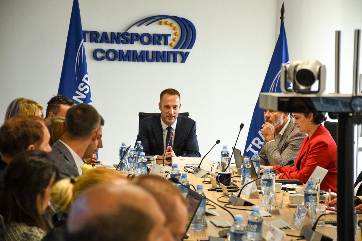 EUWB6_TCT's tweet photo. Our #RoadSafety Technical Committee & Road Safety Observatory meet in Belgrade to discuss:
🧩improving data collection
🚑🚨enhancing collaboration between healthcare & police
💡innovative & smart road safety solutions
🚗safe driving practices
📜road safety policy reforms https://t.co/FWWs704ADi