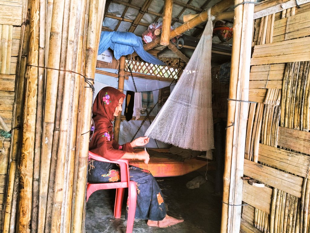 MohammedEderis3's tweet photo. An elderly #Rohingya woman is making fishing nets to sit at her shelter to support herself financially.She uses her skills and experience to contribute to her household income through this #traditional craft.
#refugeelife #Rohingya 
#History #traditional 
#rohingyalifematters https://t.co/KZ05aDWMwB