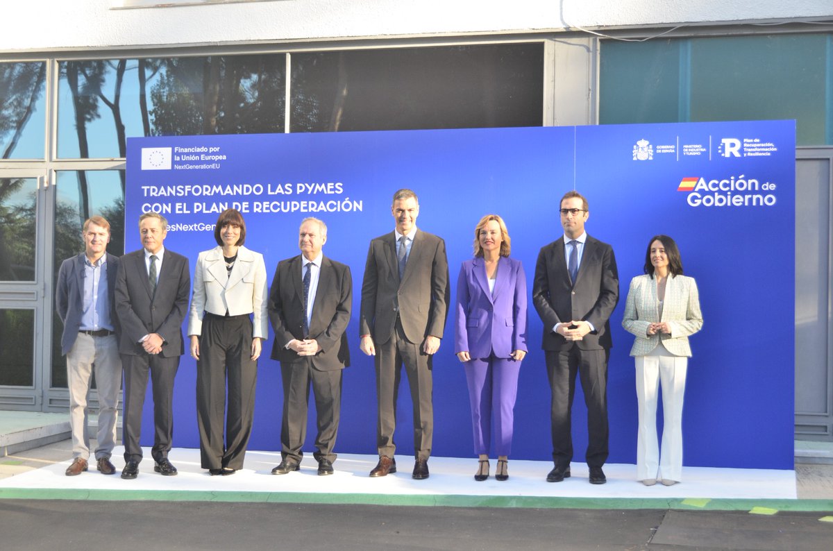 El ministro <a href="/jordihereub/">Jordi Hereu</a>, <a href="/Rebeca_Torro/">Rebeca Torró/❤️</a> y <a href="/bayonlopez/">José Bayón</a> dan la bienvenida al presidente del Gobierno <a href="/sanchezcastejon/">Pedro Sánchez</a> en la jornada 'Transformando las Pymes con el Plan de Recuperación' en la EOI