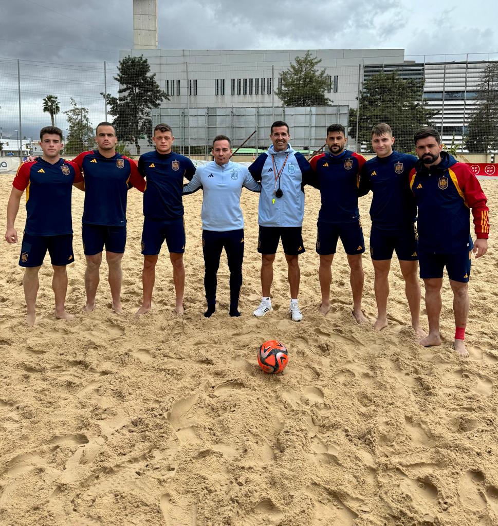 Selecciones FFRM ⚽ (@ffrm_se) on Twitter photo 🇪🇸 ¡SEIS DE LOS NUESTROS CON LA <a href="/SEFutbol/">Selección Española Masculina de Fútbol</a> PLAYA EN CÁDIZ 🏝!
- <a href="/pablitolopzz/">Pablo</a> ✅
- <a href="/ChikyArdil/">Chiky Ardil</a> ✅
- <a href="/davidardil5/">{David. A}</a> ✅
- <a href="/domiacosta2/">Domingo</a> ✅
- <a href="/pedroogarciia30/">Pedro Garcia</a> ✅
- <a href="/jose_oliver_10/">Jose Oliver</a> ✅
🤩 ¡Listos para el European Qualifier de fútbol playa del 4 al 14 de octubre!
💪 Encuentros de 🇪🇸 ¡SEIS DE LOS NUESTROS CON LA <a href="/SEFutbol/">Selección Española Masculina de Fútbol</a> PLAYA EN CÁDIZ 🏝!
- <a href="/pablitolopzz/">Pablo</a> ✅
- <a href="/ChikyArdil/">Chiky Ardil</a> ✅
- <a href="/davidardil5/">{David. A}</a> ✅
- <a href="/domiacosta2/">Domingo</a> ✅
- <a href="/pedroogarciia30/">Pedro Garcia</a> ✅
- <a href="/jose_oliver_10/">Jose Oliver</a> ✅
🤩 ¡Listos para el European Qualifier de fútbol playa del 4 al 14 de octubre!
💪 Encuentros de