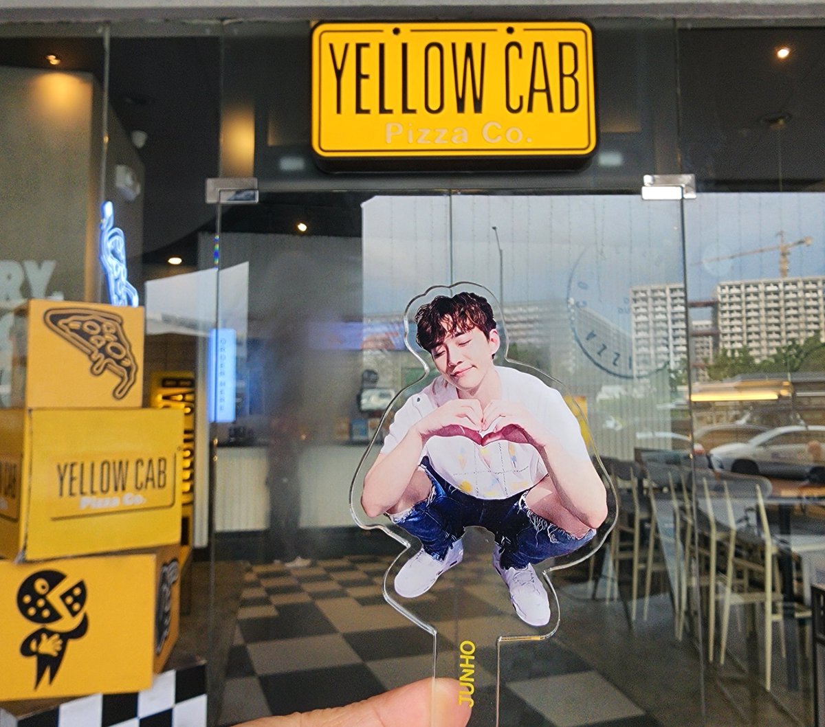baegjiw02595478's tweet photo. #필리핀 #마닐라
마닐라에서 준호 흔적찾기 💛
준호는 없는 #theSAEM 매장
팬미 장소였던 #SM_MALL Asia_Arena
준호가 먹었던 #Yellow_Cap pizza
준호는 지금 어디있나여? 😀 https://t.co/w9fZQLkApo
