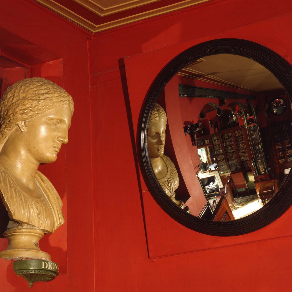 There’s nothing more Soanean than mirrors within mirrors! ✨

His use of convex mirrors and mirrored recesses was both practical and romantic – a means of throwing light and highlighting collection items, but also a fond memory from his youthful travels to Italy. Stunning! 😍