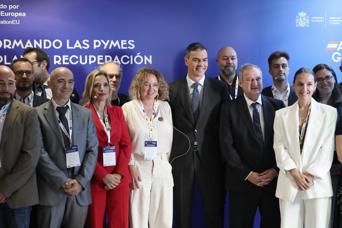 Nuestras pymes son motores de cambio, impulsoras de la transformación, vitales para el crecimiento de nuestra economía. Hoy, en la <a href="/eoi/">EOI</a>, <a href="/sanchezcastejon/">Pedro Sánchez</a> ha anunciado 4.500 M€ de subvenciones y 50.000 M€ en préstamos para seguir apoyándolas. #PymesNextGen