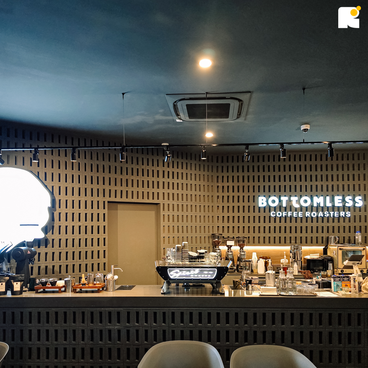 Routeenco's tweet photo. Bottomless #ร้านกาแฟสเปเชียลตี้ แบรนด์ดัง เปิดตัวสาขาใหม่ล่าสุด ปีนี้ขยับจากโซนสุขุมวิทมาย่านพัฒนาการ "Bottomless Pattanakarn road" พร้อมกับคำโปรยชวนอมยิ้ม “เพราะชีวิต ต้องมี…พัฒนาการ” 😉 https://t.co/zE4lnch8wq