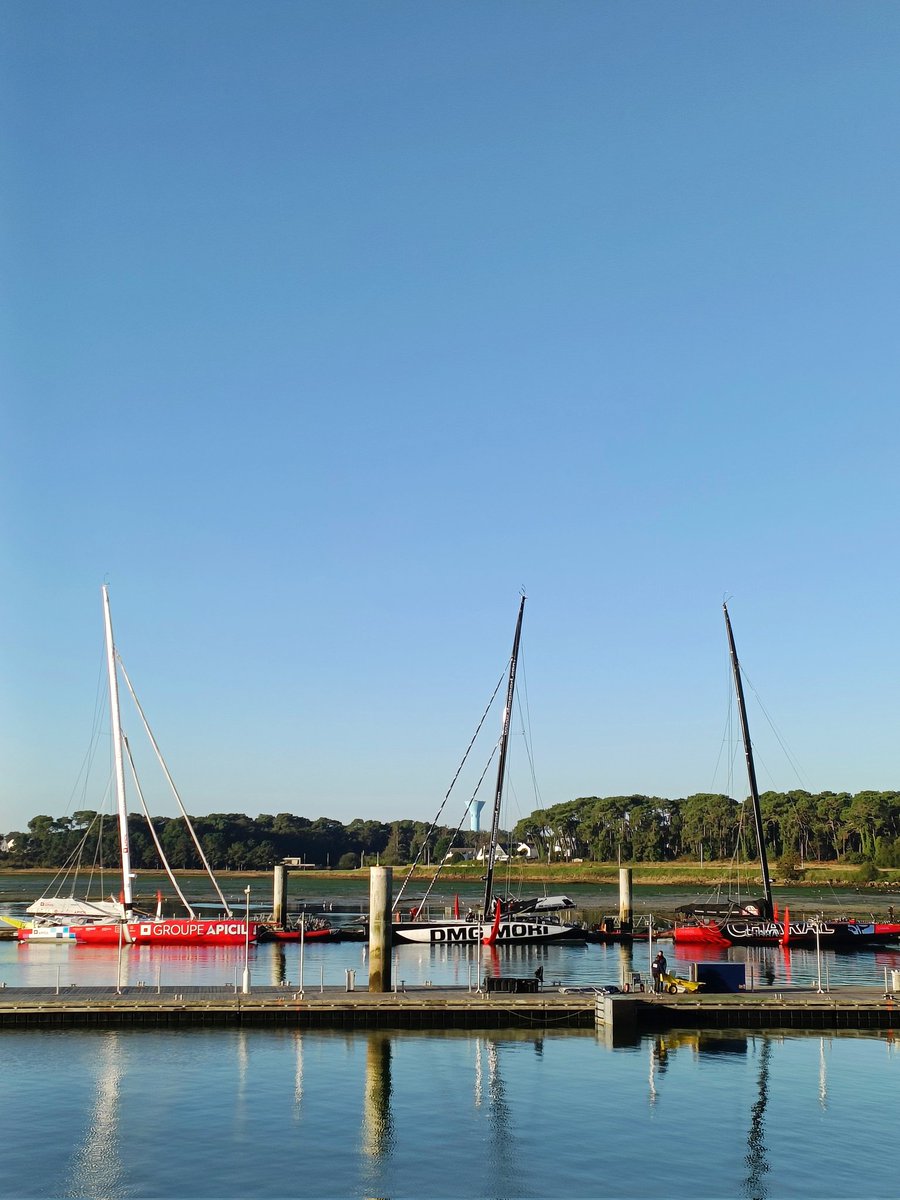 valerie7456's tweet photo. Magnifiques couleurs d'automne ce matin sur les pontons de "La Base" à Lorient ⛵☀️🤗
#PenDuick
#InitiativeCoeur
#Bretagne https://t.co/WkRjgvF7y8