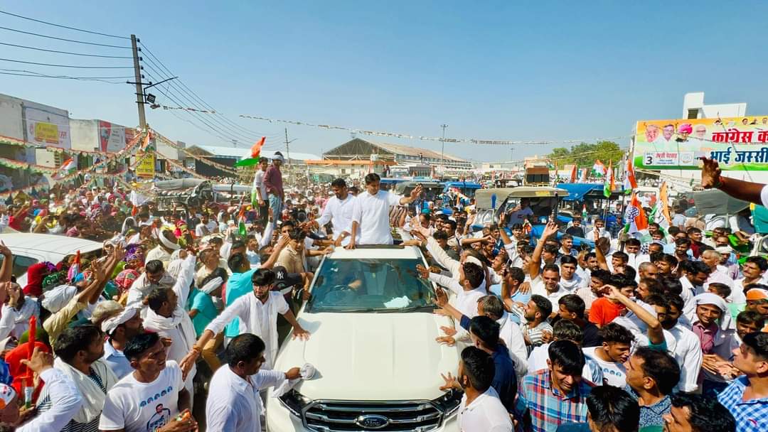 Jassipetwar_inc's tweet photo. नारनौंद ने कर दिया ऐलान,
52000 से अधिक वोटों से जीतेगा हाथ का निशान..!

आज अनाज मंडी, नारनौंद में हम सभी के नेता, उत्तर भारत के सबसे लोकप्रिय सांसद बड़े भाई श्री @DeependerSHooda जी, माननीय सांसद हिसार श्री @JaiParkash_INC  जी, माननीय सांसद सोनीपत सतपाल ब्रह्मचारी जी की गरिमामयी उपस्थिति में आयोजित हरियाणा चुनाव की सबसे बड़ी रैली और नारनौंद के इतिहास की सबसे विशाल महारैली को सफल एवं ऐतिहासिक बनाने के लिए आप सभी का हार्दिक आभार!

आप सभी मेरे परिवारजनों ने अपने बेटे-अपने जस्सी पेटवाड़ को विजय का जो आशीर्वाद दिया है उसने मुझमें नई ऊर्जा का संचार किया है, बदलाव की बयार की रफ़्तार को और तेज कर दिया है!

आपके इस सहयोग से आपका भाई, आपका बेटा जस्सी जीते के रिकॉर्ड ध्वस्त करने जा रहा है।

#Ballot_No_3 
#इबकै_जस्सी 
#नारनौंद_का_जस्सी 
#jassipetwar 
#Narnaund 
#HaryanaCongress 
#AaRahiHaiCongress 
#नारनौंद_का_बेटा_जस्सी 
#RahulGandhi 
#Congress