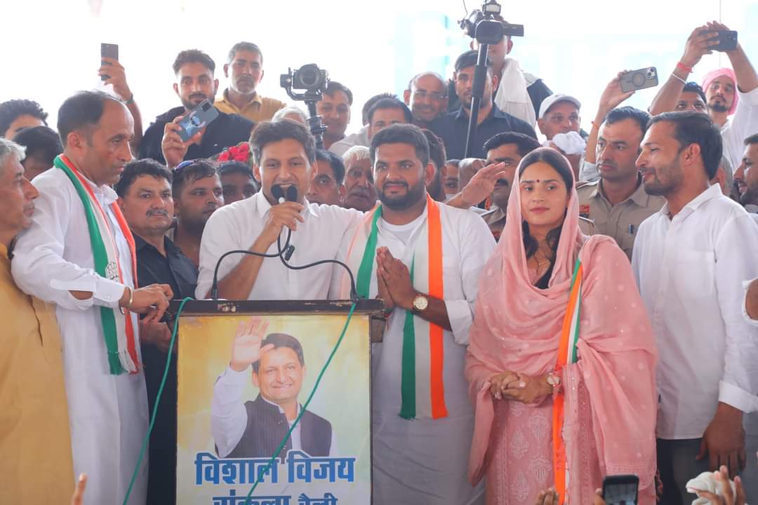 Jassipetwar_inc's tweet photo. नारनौंद ने कर दिया ऐलान,
52000 से अधिक वोटों से जीतेगा हाथ का निशान..!

आज अनाज मंडी, नारनौंद में हम सभी के नेता, उत्तर भारत के सबसे लोकप्रिय सांसद बड़े भाई श्री @DeependerSHooda जी, माननीय सांसद हिसार श्री @JaiParkash_INC  जी, माननीय सांसद सोनीपत सतपाल ब्रह्मचारी जी की गरिमामयी उपस्थिति में आयोजित हरियाणा चुनाव की सबसे बड़ी रैली और नारनौंद के इतिहास की सबसे विशाल महारैली को सफल एवं ऐतिहासिक बनाने के लिए आप सभी का हार्दिक आभार!

आप सभी मेरे परिवारजनों ने अपने बेटे-अपने जस्सी पेटवाड़ को विजय का जो आशीर्वाद दिया है उसने मुझमें नई ऊर्जा का संचार किया है, बदलाव की बयार की रफ़्तार को और तेज कर दिया है!

आपके इस सहयोग से आपका भाई, आपका बेटा जस्सी जीते के रिकॉर्ड ध्वस्त करने जा रहा है।

#Ballot_No_3 
#इबकै_जस्सी 
#नारनौंद_का_जस्सी 
#jassipetwar 
#Narnaund 
#HaryanaCongress 
#AaRahiHaiCongress 
#नारनौंद_का_बेटा_जस्सी 
#RahulGandhi 
#Congress