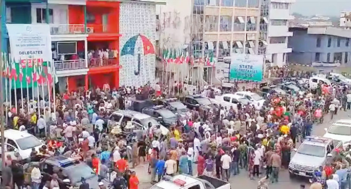 Protest Rocks PDP Secretariat Over Rivers LG Poll

A massive protest erupted at the Peoples Democratic Party (PDP) secretariat in Port Harcourt, Rivers State, on Thursday, October 3, 2024, as tensions escalate ahead of the October 5, 2024