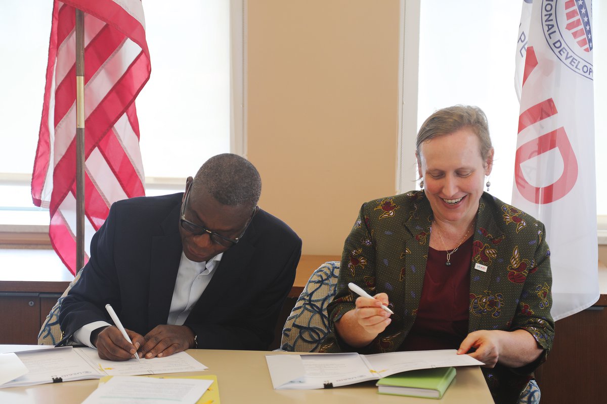 African Development Bank Group (@afdb_group) on Twitter photo #Senegal: <a href="/AfDB_Group/">African Development Bank Group</a> and <a href="/USAID/">USAID</a> sign $600M agreement to strengthen social and economic development in the #Sahel and address the region’s most pressing challenges.
Learn about the Bank’s commitment to #ImproveQualityOfLife for millions across Africa: bit.ly/4eipCSJ #Senegal: <a href="/AfDB_Group/">African Development Bank Group</a> and <a href="/USAID/">USAID</a> sign $600M agreement to strengthen social and economic development in the #Sahel and address the region’s most pressing challenges.
Learn about the Bank’s commitment to #ImproveQualityOfLife for millions across Africa: bit.ly/4eipCSJ