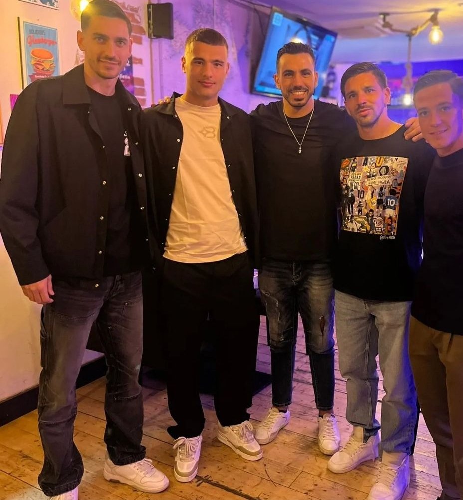 PianetaN's tweet photo. 🏃🏻♂️🍔 #Meret, #Buongiorno, #Simeone e #Raspadori ieri sera al #Vomero da EscapeFood
#ForzaNapoliSempre #Sscnapoli #EscapeFood https://t.co/TZm1pufynv