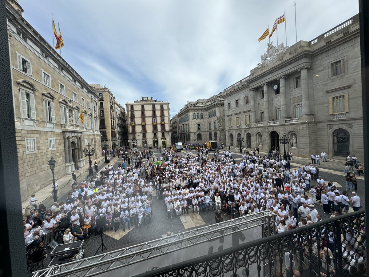 FiraGran's tweet photo. 🎉🙌Més de 1.000 persones a Plaça Sant Jaume reivindicant els drets de les persones grans l'1 d'octubre!💜
La lluita per una societat més justa i respectuosa continua!💪✨
Gràcies a tothom per ser-hi!
#DiaDeLesPersonesGrans #JustíciaSocial #EnvellimentDigne #Manifest1Octubre https://t.co/uHikuKy4J5