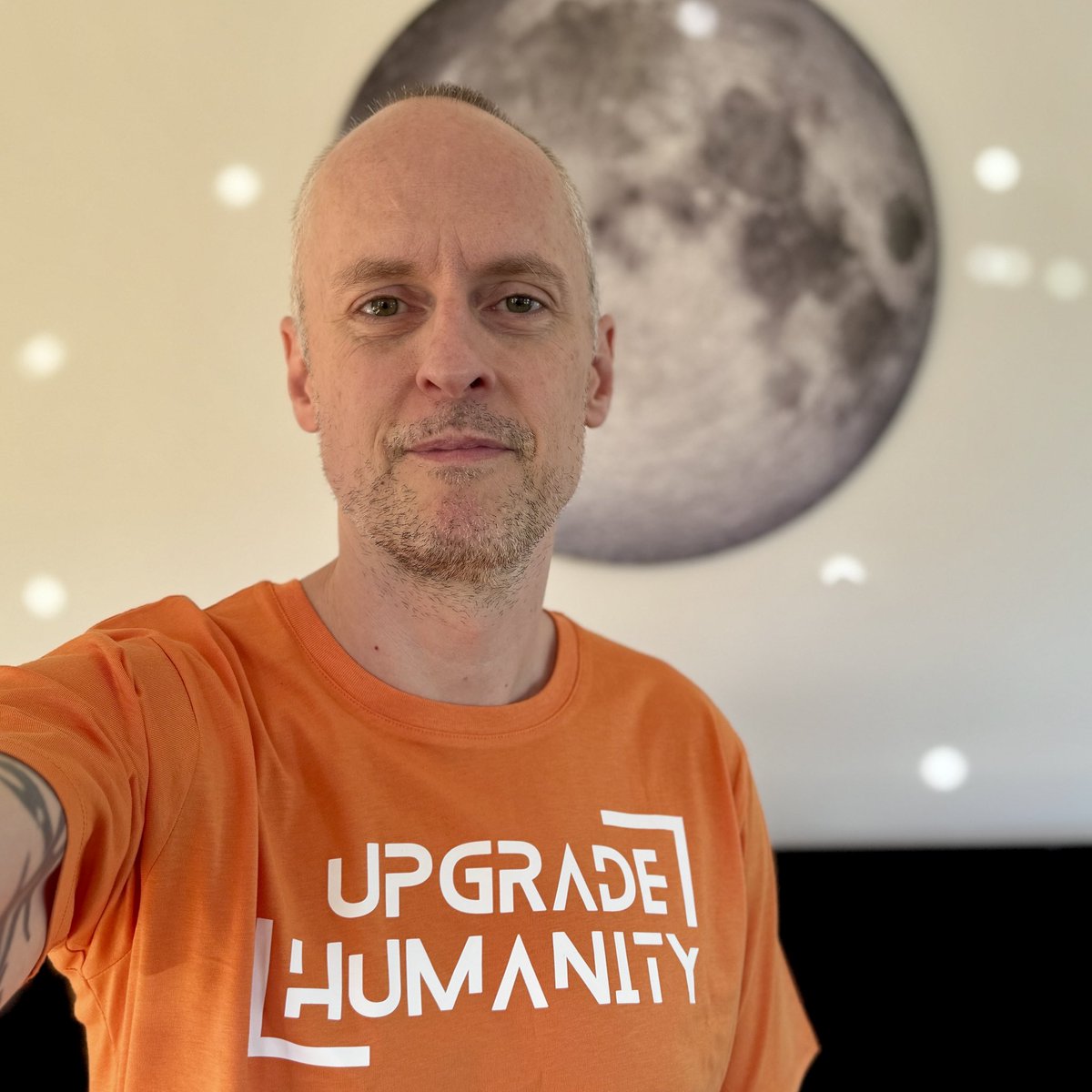 IoTnerd's tweet image. Back in 2020, I re-read “The Singularity is Near” by Ray Kurzweil. At the time, much of what he described—AI breakthroughs, brain-computer interfaces, and human-machine integration—felt like distant dreams. Sure, we’d made some strides, but it still seemed a long way off.
Fast…