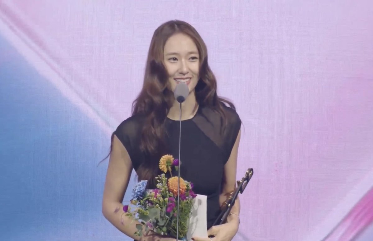 altvalorasoo's tweet photo. krystal at the 2024 buil film awards🫶🏻 https://t.co/BvBev7qdNe