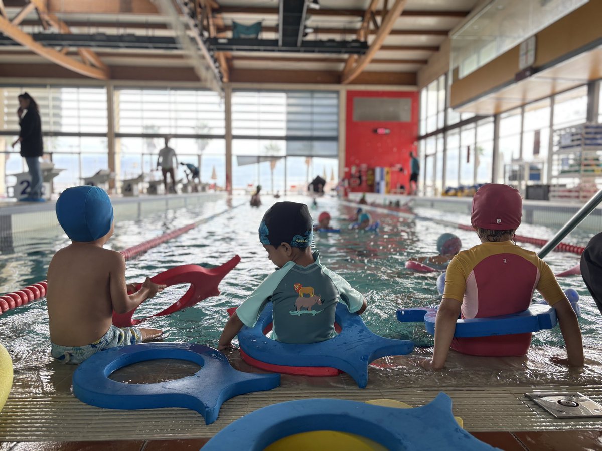 Avui, per primer cop en 10 anys, el MOPI de #jecasp ha començat classes de natació dins l’horari escolar. 
Durant tot el curs gaudirem de les instal·lacions del <a href="/CNBARCELONA/">CNBARCELONA</a> i dels seus tècnics/ques. 
Fa temps que ho desitjàvem i estem molt satisfets que ja sigui realitat!