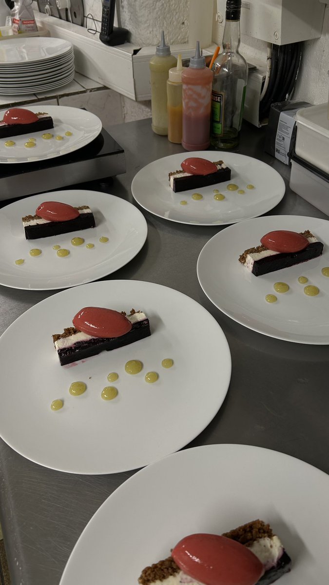 lecartographe's tweet photo. Ma fille de 16 ans est en CAP cuisine en alternance dans un gastro. Je suis tellement fier de ce qu’elle fait. ❤️❤️ https://t.co/knTIcys0Fe